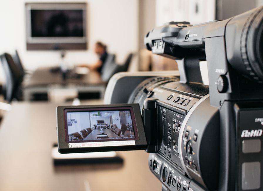 Corporate Video: Professionelle Kamera im Büro
