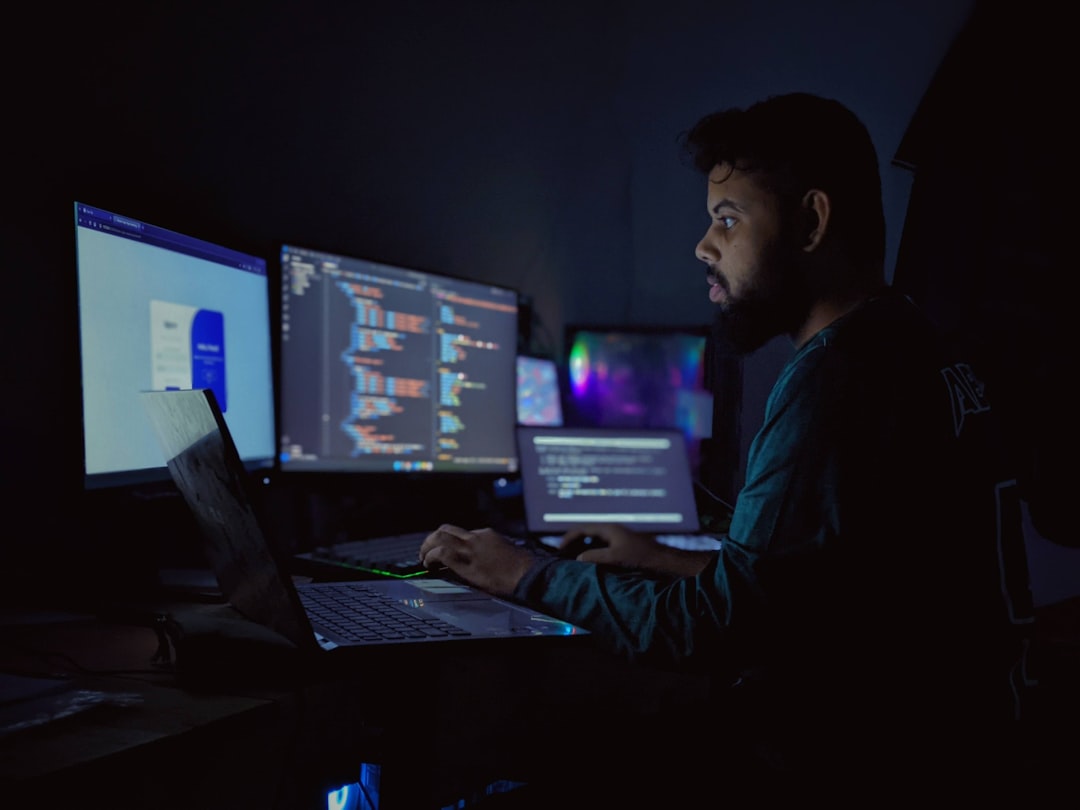 Professionelle Videoschnitt-Arbeitsplatz mit drei Monitoren